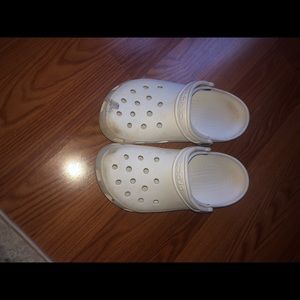 white crocs women’s 9 men’s 7